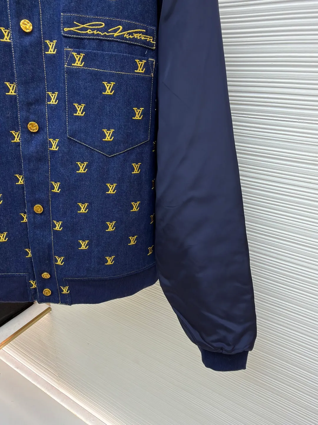 LOUIS VUITTON Full-frame embroidered denim splicing cotton jacket ●Original version: Purchased and developed for 29300 ●Item number: 1681690-B50 ●Material: twill denim cotton fabric ●Technology: embroidery production ●Color: royal blue ●Version: fitted version ●Weight: about 940 grams ●Size: 46-48-50-52 ●Description: Made of 10*10 count twill denim cotton, 11 ounces, 360 grams. Sleeves are woven, 50% cotton, 50% polyester. The lining is made of high-density rayon lining with 1400-wash cotton. The thread adopts 1*1 pure cotton 16 count double yarn thread. The access control button is made of electroplated brass four-button buckle, and the surface is electroplated with black oil and treated with black characters. The collar bar is electroplated brass and aged. The embroidery uses computer positioning embroidery technology. There are hundreds of embroidery logos on the front of the whole piece. The plate is adjusted 6 times. The printing fee is more expensive than clothes. The entire piece of clothing is aligned on the front, left, and back. The denim fabric is cut and washed from cloth, so that each cut piece is evenly colored. 1:1 high restoration. This baseball jacket is a clever update on a classic men's silhouette. The denim body is fully embroidered with the LV Blason pattern, and the handwritten Louis Vuitton logo is placed on the chest pocket to highlight the brand's identity. Nylon sleeves and rib elements collide with dynamic vitality, and the quilted lining has hidden functions that can easily transcend seasonal changes. The overall wiring is straight and delicate, the fabric is comfortable and soft, and the color is consistent without color difference. It can be matched with the same style to create a fashionable look and control various occasions. Customized accessories, complete with three standards, same style for men and women!